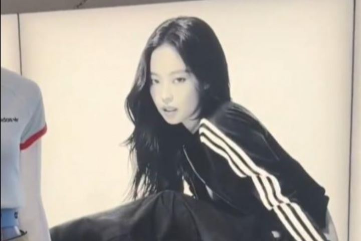 👍好眼光！杰伦威上海探店看见Jennie海报😍回头猛瞅了好几眼