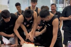 杜锋晒杜润旺生日会花絮：被一群人摁蛋糕里 事后找徐杰“算账”