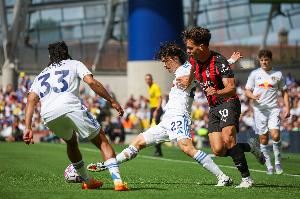 记者：亚沙里在队内训练中因碰撞受伤，情况不太乐观&将进行检查