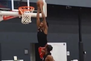 秀暴扣！阿门-汤普森与多米尼克-巴洛等人一起训练 身体对抗出色