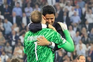 天空：多纳鲁马与纳赛尔动情告别，其离队标志着银河战舰时代结束