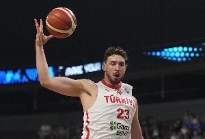 纯降维打击！申京有攻有传游刃有余 半场高效贡献9分6板4助1帽