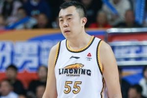 媒体人：韩德君是辽篮队史首位真正打到油箱见底、申请退役的功勋