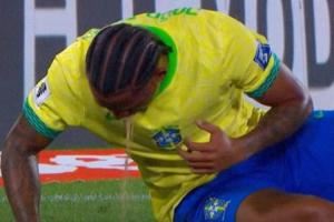 心疼！佩德罗与马丁内利相撞后，捂腹爆发剧烈呕吐