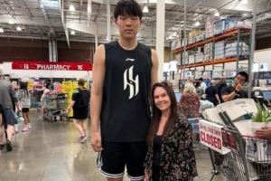 球迷在超市偶遇杨瀚森表示会为其加油 小杨回复：非常感谢！