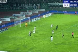 碰到没？卡列洛精彩低射擦立柱偏出，刘殿座倒地扑救，裁判判门球