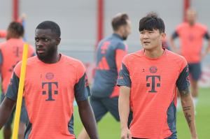 图片报：金玟哉在欧冠遭受撞击，今天被安排休息未和球队一起训练