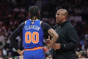 真就光进攻啊！克拉克森上半场6中2得5分&2失误 其他数据均挂零