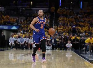 火力全开！布伦森半场5记三分砍下20分3板3助 首节独得15分