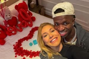 劈腿风波被原谅！维尼修斯社媒晒出与模特女友甜蜜合照：V❤️V