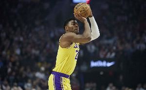 雷迪克：八村塁比赛中能连着8分钟没摸到球 然后突然命中空位三分