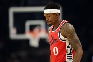 历史级别的下滑程度!美记晒比尔赛季场均数据:场均7.4分!